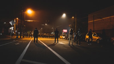 人们在晚上走在街上